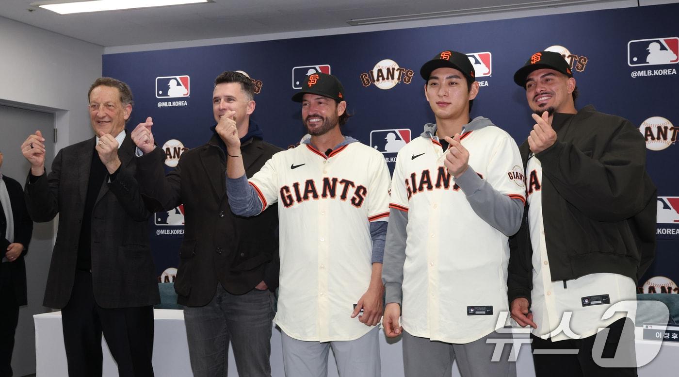 메이저리그 샌프란시스코 자이언츠가 7일 경기 이천시 LG챔피언스파크에서 방한 공식 기자회견을 진행 후 기념촬영을 하고 있다. 사진 왼쪽부터 래리 베어 CEO, 버스터 포지 사장, 토니 바이텔로 감독, 이정후, 윌리 아다메스. 2026.1.7/뉴스1 ⓒ News1 김영운 기자