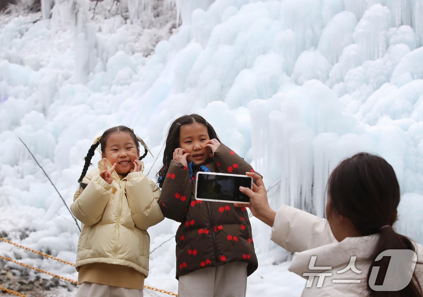 7일 오후 대구 달성군 유가읍 비슬산자연휴양림 얼음동산을 찾은 어린들이 꽁꽁 언 빙벽 앞에서 기념촬영을 하고 있다. 2026.1.7/뉴스1 ⓒ News1 공정식 기자