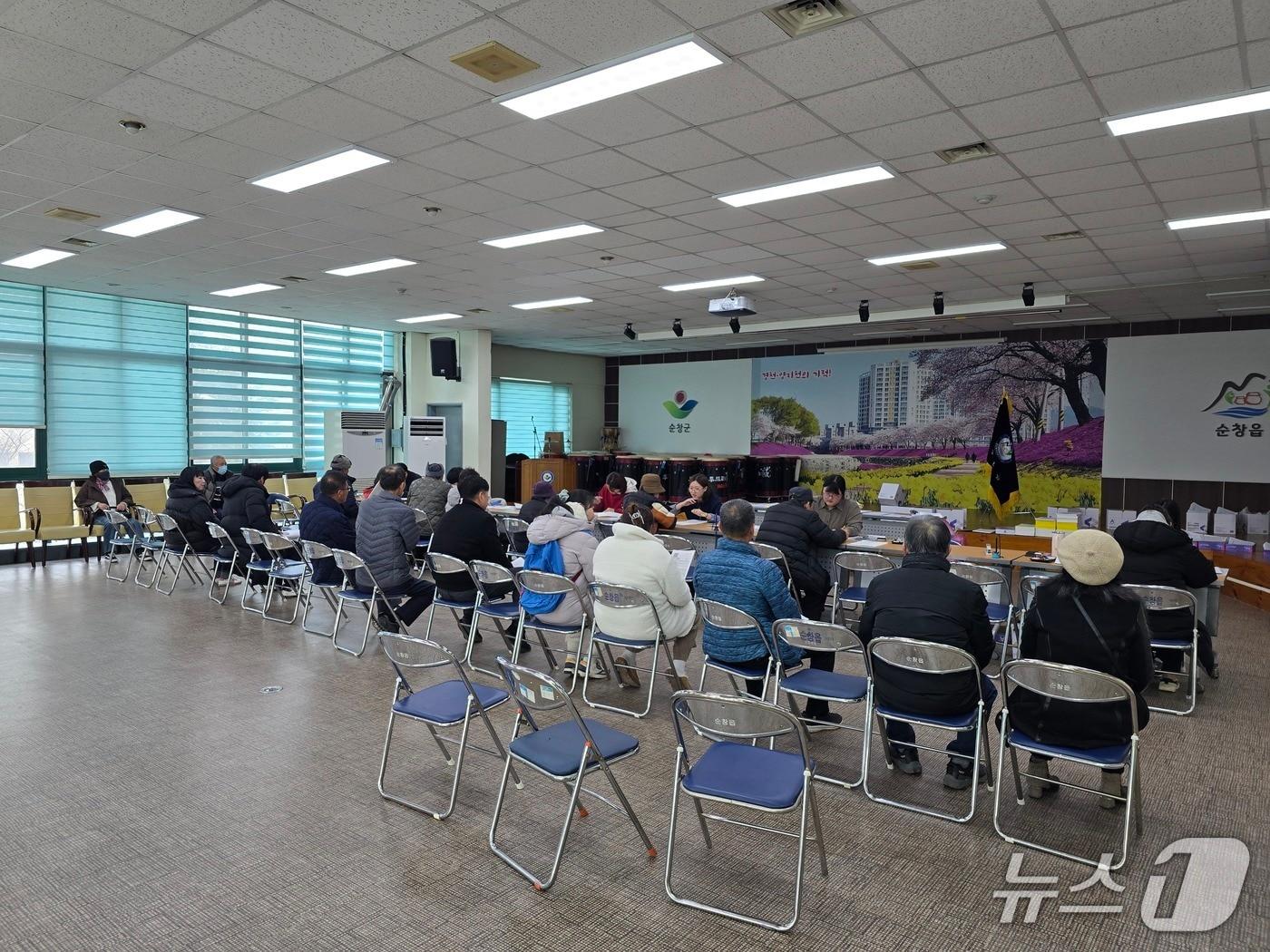 본문 이미지 - 전북 순창의 한 면사무소에서 농어촌 기본소득 시범 사업 신청 접수가 진행되고 있다.(전북도 제공. 재판매 및 DB금지)/뉴스1  