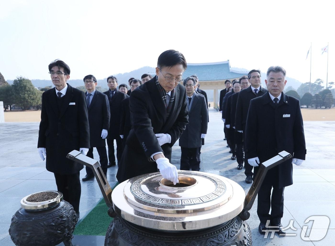 본문 이미지 - 김용선 지식재산처장(앞줄 가운데)이 현충탑에 분향하고 있다. (지식재산처 제공.재판매 및 DB 금지)/뉴스1 