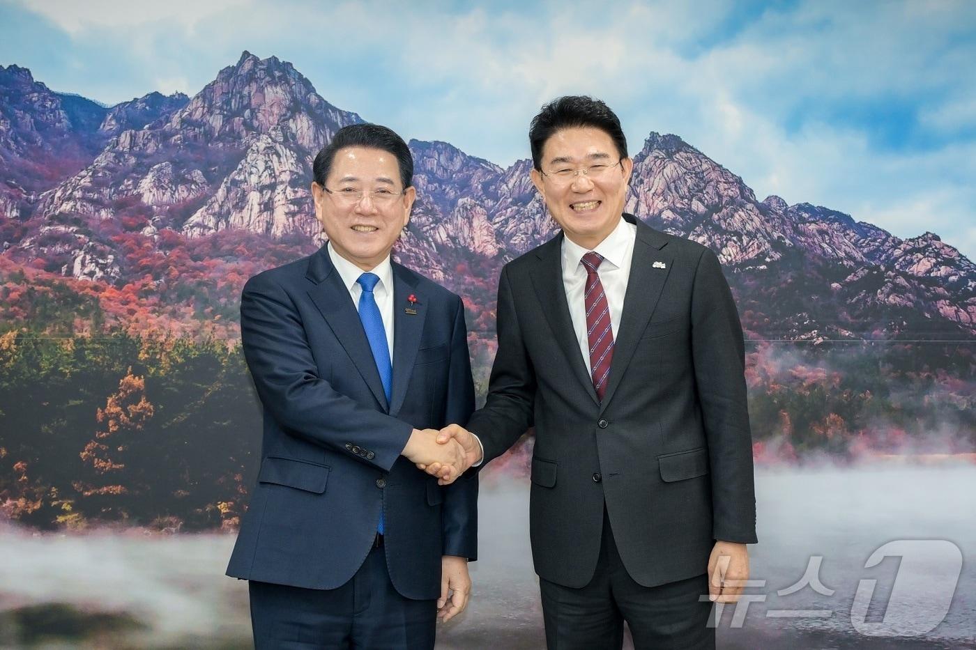 노관규 순천시장이 7일 전남도청에서 김영록 도지사를 만나 순천 해룡 일원을 RE100산단으로 지정하는데 협조해달라고 요청하고 있다. (순천시 제공. 재판매 및 DB금지) ⓒ News1 김성준 기자