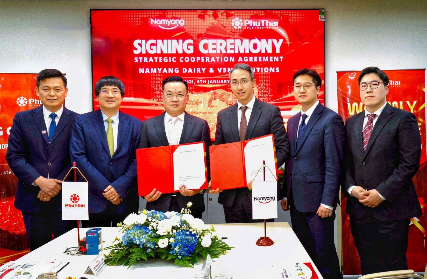 (왼쪽부터) 응우옌 비엣 끄엉 푸타이 그룹 부사장, 팜 딘 도안 회장, 찐 비엣 흥 비즈니스 디벨롭먼트 디렉터, 김승언 남양유업 대표집행임원 사장, 서성현 글로벌사업팀장, 김응식 글로벌사업팀 차장. (남양유업 제공)