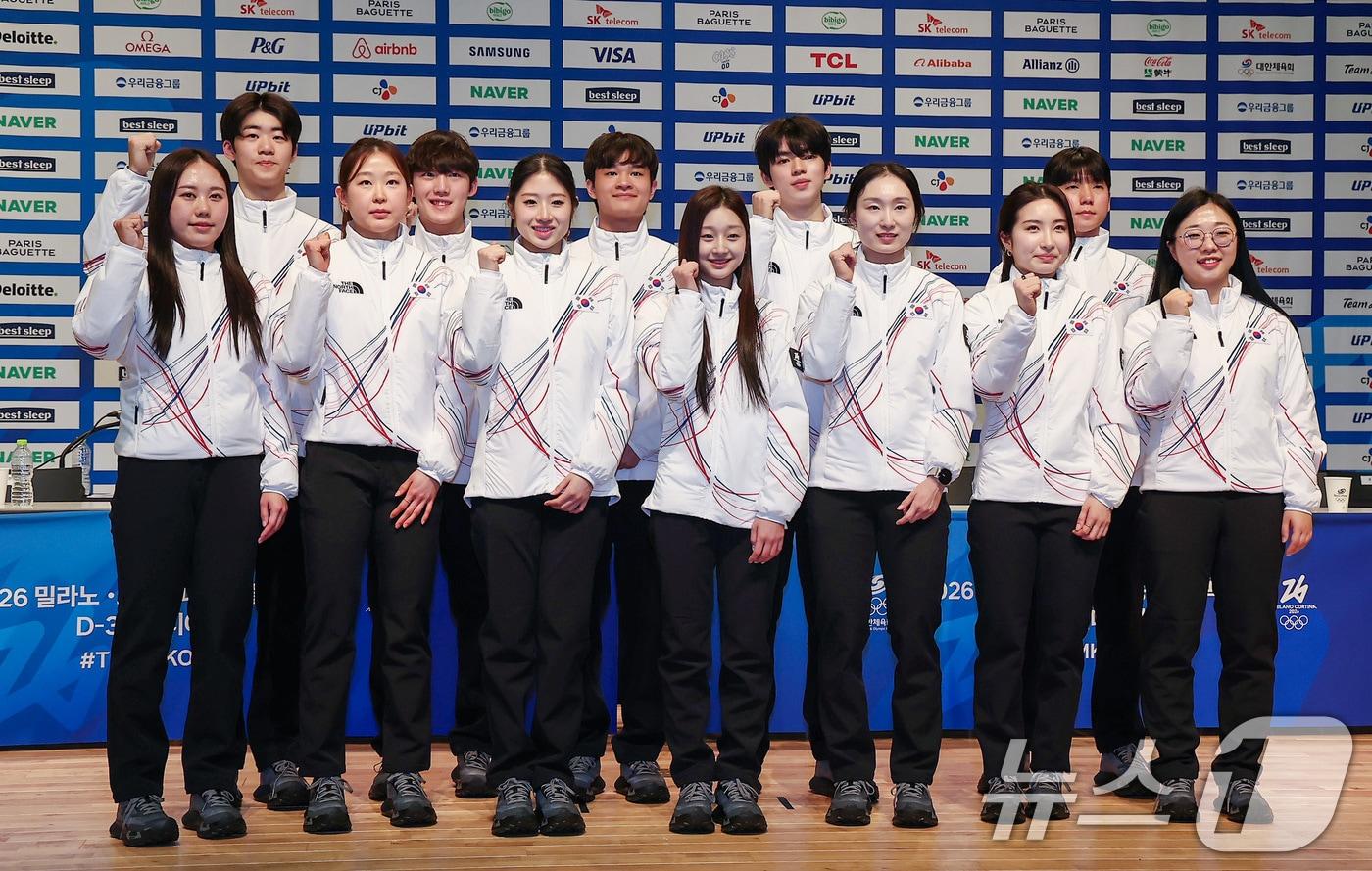 본문 이미지 - 지난 7일 충북 진천선수촌 챔피언하우스에서 열린 2026 밀라노코르티나동계올림픽대회 D-30 미디어데이에서 대표 선수들이 기념촬영을 하는 모습. 2026.1.7/뉴스1 ⓒ News1 김성진 기자