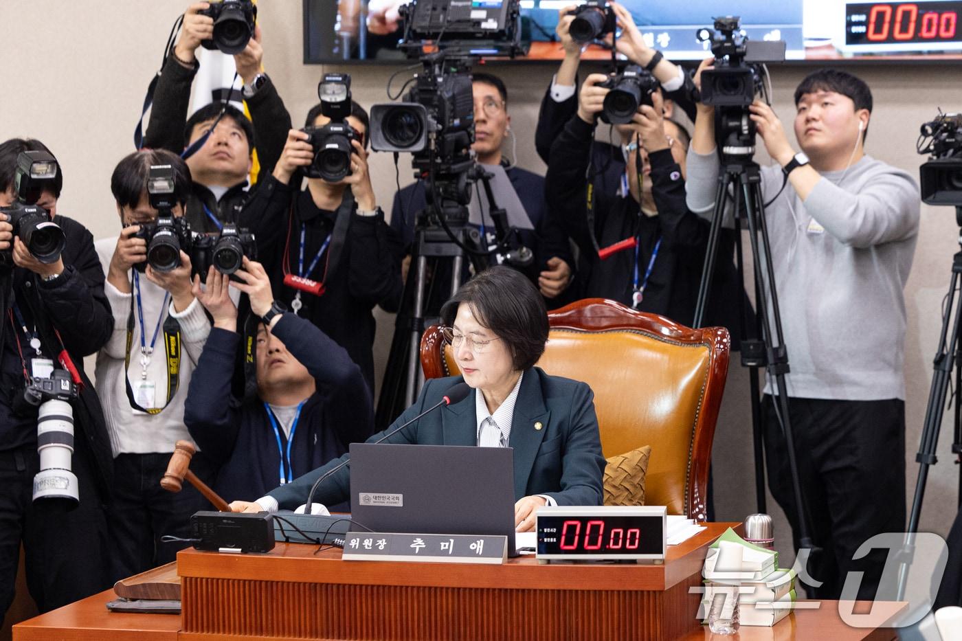 7일 서울 여의도 국회에서 열린 제430회 국회(임시회) 법제사법위원회 제3차 전체회의에서 추미애 위원장(더불어민주당)이 의사봉을 두드리고 있다. 2026.1.7/뉴스1 ⓒ News1 이승배 기자