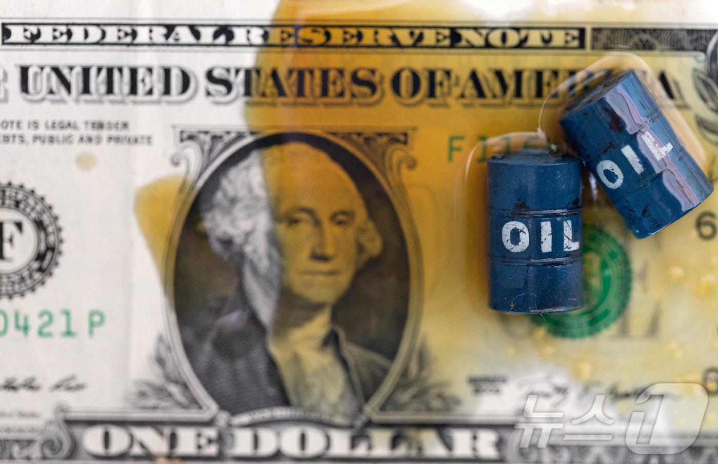 본문 이미지 - 미국 달러 지폐와 석유 및 석유 드럼통 모형 일러스트. 2023.06.06 ⓒ 로이터=뉴스1