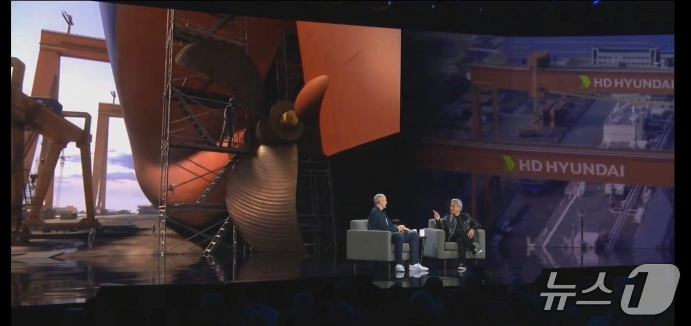 6일 개막한 CES 2026에서 열린 지멘스 키노트 스피치에서  롤란트 부시 지멘스  최고경영자와 젠슨 황 엔비디아 CEO가 디지털 트윈 협력 사례로 'HD현대'를 언급하고 있다.(영상 캡쳐)/뉴스1