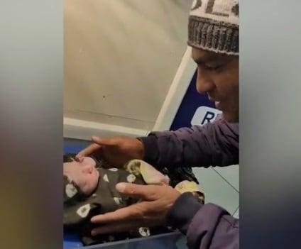 본문 이미지 - 딸 10명 낳은 끝에 아들을 얻은 인도 남성 산제이 쿠마르 (NDTV 갈무리)