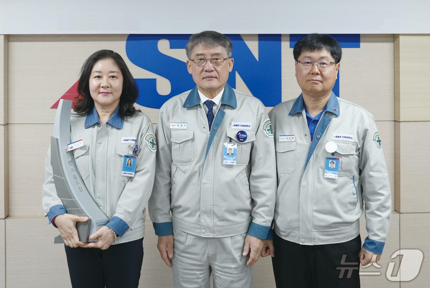 SNT다이내믹스 배성희 특사기술마케팅팀장, 박재석 대표이사 사장, 김진영 사업본부장(왼쪽부터)이 7일 창원 본사에서 열린 수출의 탑 전수식에서 기념 촬영을 하고 있다.(SNT다이내믹스 제공. 재판매 및 DB금지)
