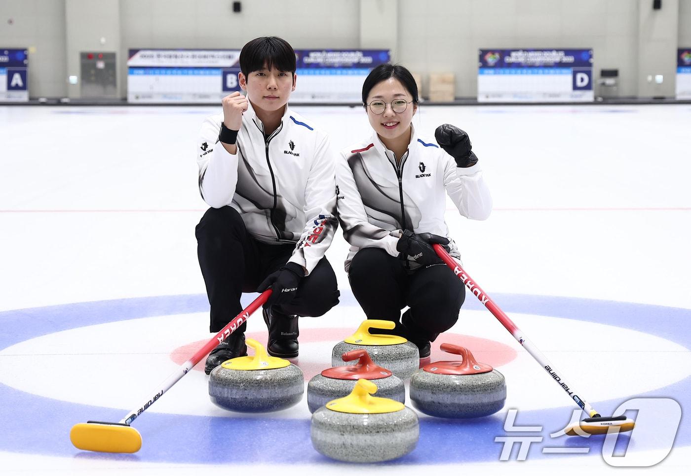 본문 이미지 - 컬링 믹스더블 정영석과 김선영이 지난 1월7일 충북 진천선수촌 챔피언하우스에서 열린 2026 밀라노코르티나동계올림픽대회 D-30 미디어데이 및 훈련 공개에서 포즈를 취하고 있다. 2026.1.7/뉴스1 ⓒ News1 김성진 기자