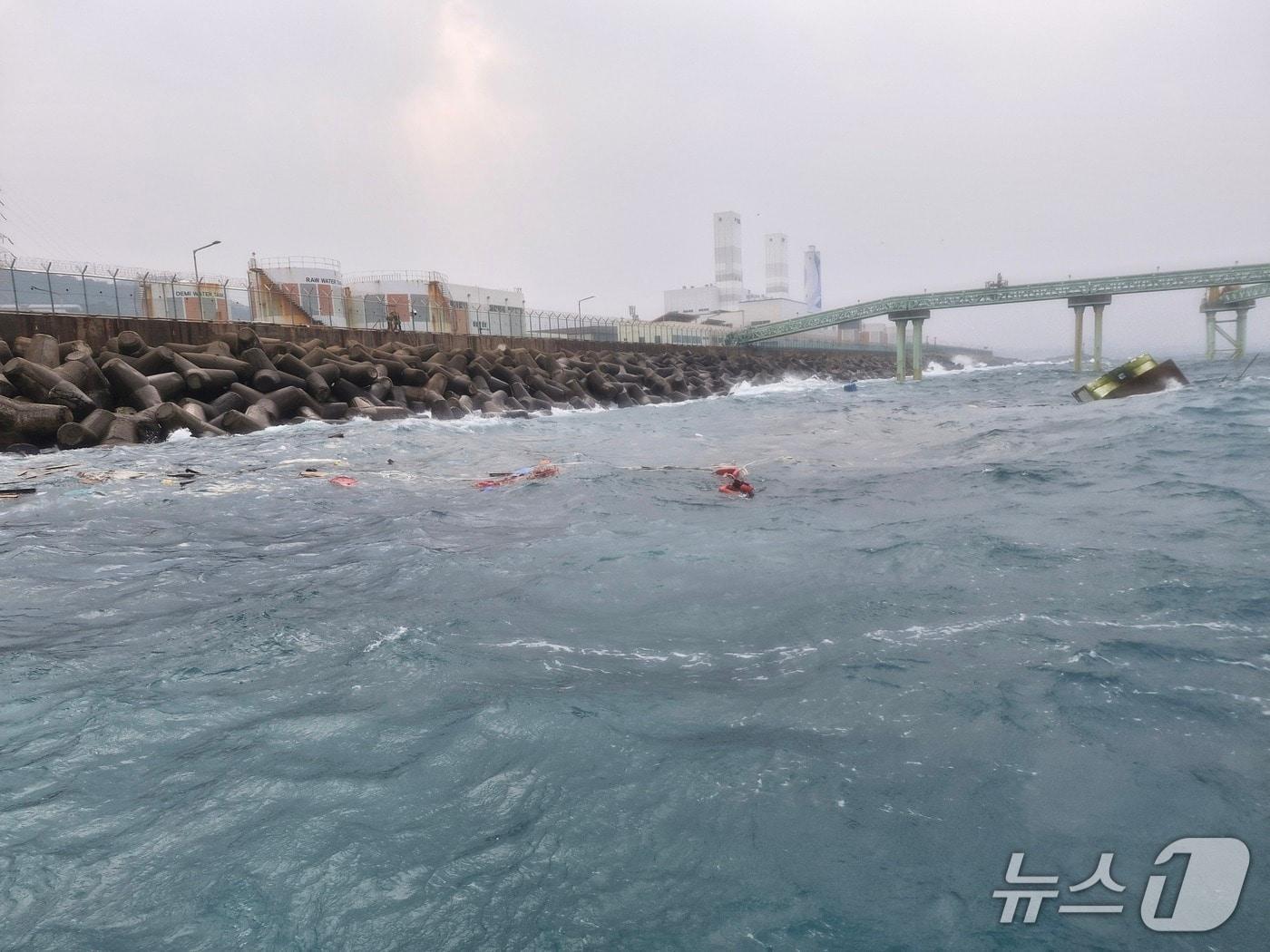 본문 이미지 - 7일 오후 12시42분쯤 제주시 삼양1동 북동쪽 약 500m 해상에서 침몰한 어선 A호(4.6톤, 연안채낚기, 성산선적)의 승선원을 구조하는 모습.(제주해양경찰서 제공. 재판매 및 DB 금지)