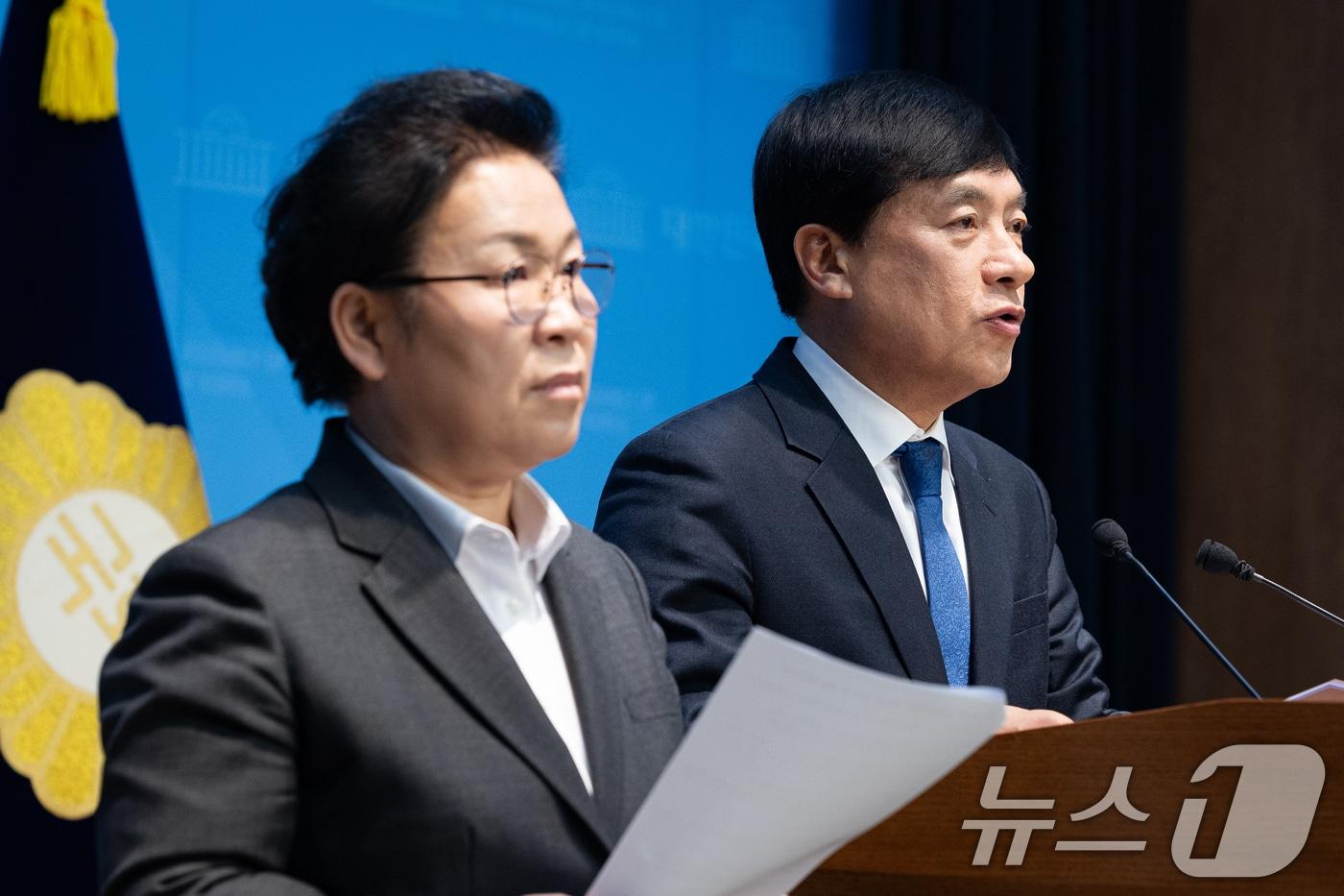 더불어민주당 이성윤(오른쪽), 문정복 최고위원 후보가 7일 서울 여의도 국회 소통관에서 지구당(지역자치당) 부활을 위한 정당법 등 개정안 발의 기자회견을 하고 있다. 2026.1.7/뉴스1 ⓒ News1 유승관 기자