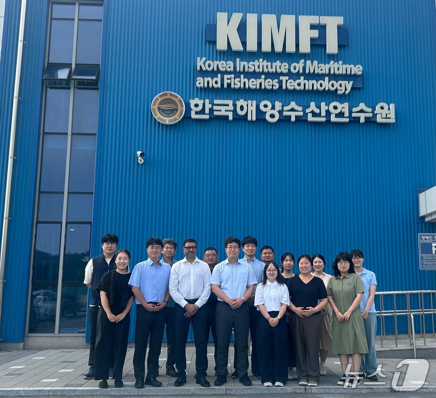 본문 이미지 - 한국해양수산연수원 관계자들이 인증획득 이후 기념촬영을 하는 모습 (연수원 제공. 재판매 및 DB금지)