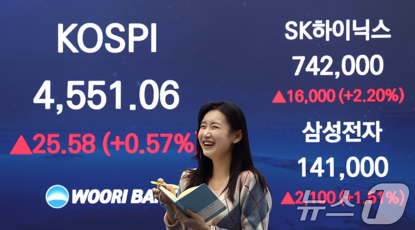 7일 오후 서울 중구 우리은행 본점 딜링룸 전광판에 종가가 나오고 있다. 이날 코스피는 전 거래일 대비 25.58포인트(0.57%) 오른 4551.06, 코스닥은 8.58포인트(0.90%) 하락한 947.39으로 장을 마쳤다. 한편 삼성전자 주가는 14만원대를 기록했다. 2026.1.7/뉴스1 ⓒ News1 김민지 기자