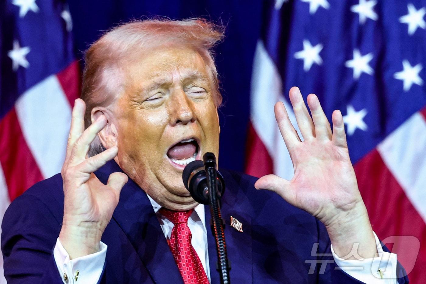 도널드 트럼프 미국 대통령이 6일(현지시간) 미국 워싱턴 D.C.에 있는 케네디-케네디 센터에서 열린 하원 공화당 의원 연례 정책 회의에서 트랜스젠더 역도 선수를 흉내 내며 손짓하고 있다. 2026.1.6 ⓒ 로이터=뉴스1 ⓒ News1 김경민 기자