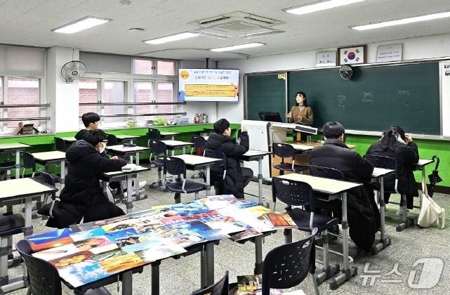 본문 이미지 - 전북교육청이 겨울방학 기간 학습공백 최소화를 위한 다양한 프로그램을 운영한다. '학습도약 계절학기' 수업 장면.(전북교육청 제공, 재판매 및 DB 금지)/뉴스1