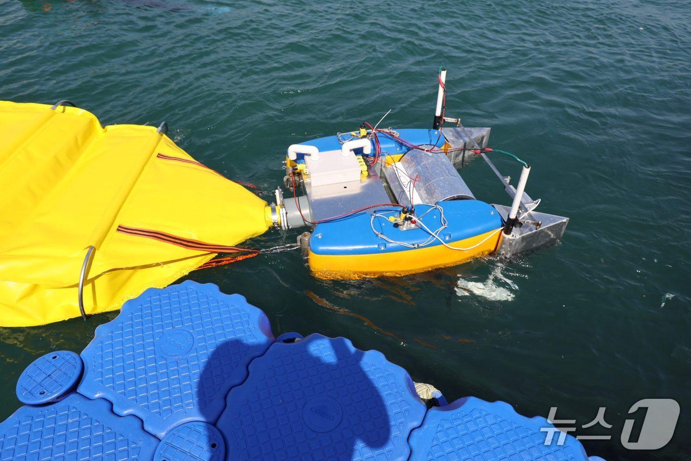 코아이의 자율주행 인공지능 해양오염물질 방제 장비 ‘KOBOT-S’(코봇에스)를 테스트하는 모습. (회사 제공. 재판매 및 DB금지)