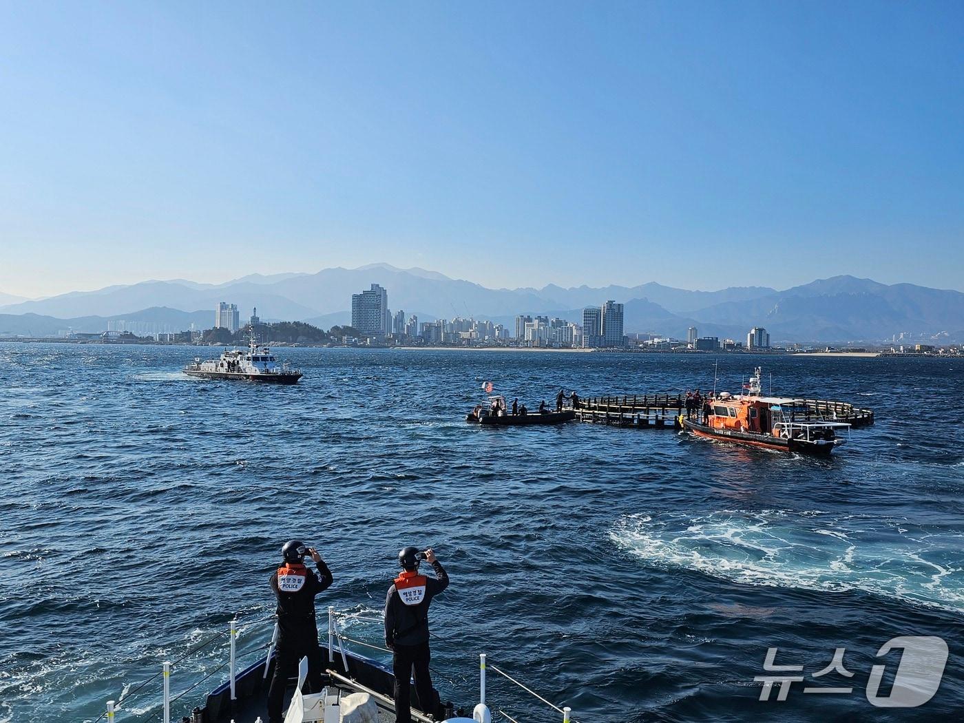 본문 이미지 - 7일 강원 속초항 인근 해상서 표류 중인 다이버 구조하는 속초해경.(속초해경 제공, 재판매 및 DB 금지) 2026.1.7/뉴스1