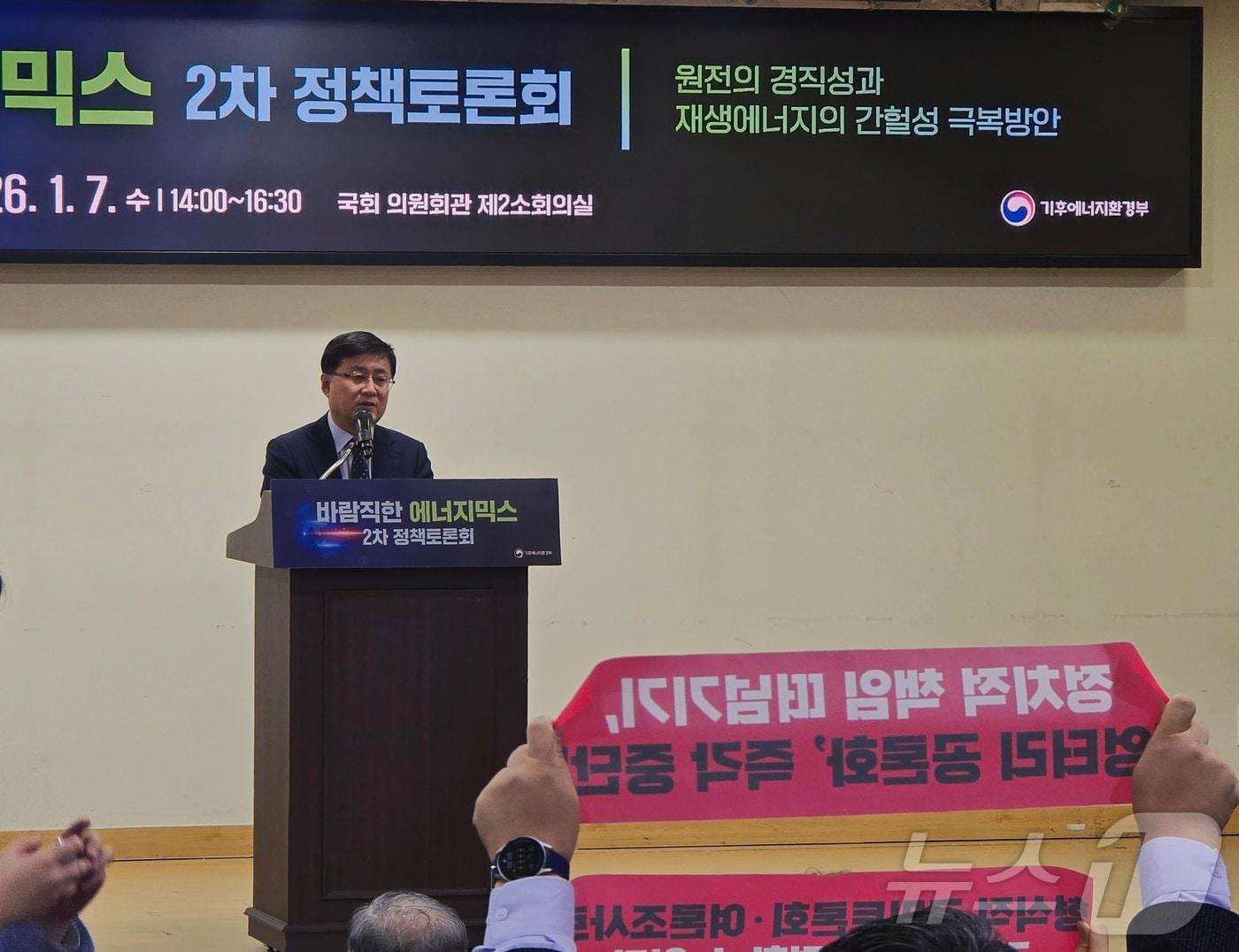 본문 이미지 - 김성환 기후에너지환경부 장관이 7일 국회 의원회관 제2소회의실에서 열리는 바람직한 에너지 믹스 제2차 정책토론회 '원전의 경직성과 재생에너지의 간헐성 극복방안'에서 발언하고 있다.  2025.1.7/뉴스1 ⓒ News1 황덕현 기후환경전문기자