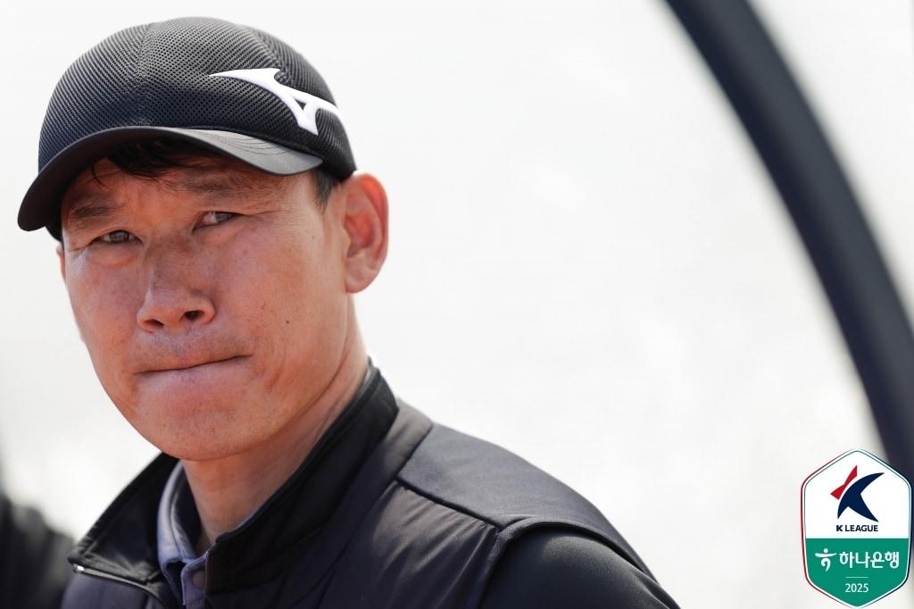 본문 이미지 - 부산아이파크를 이끄는 조성환 감독 (한국프로축구연맹 제공)