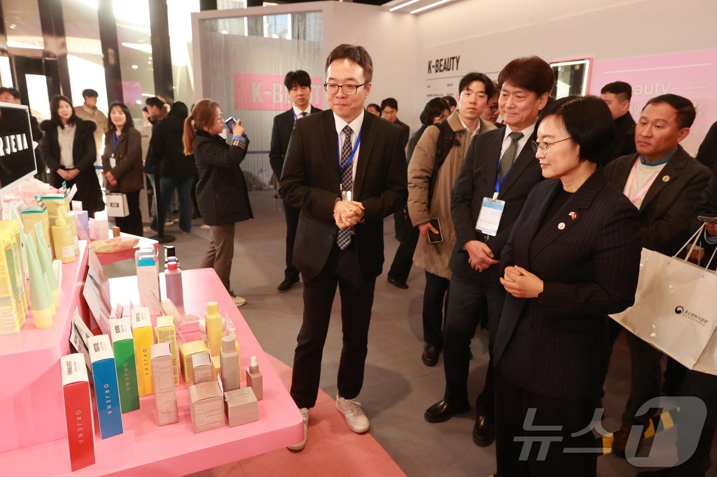 본문 이미지 - 한성숙 중소벤처기업부 장관이 지난 1월 7일 중국 상하이에서 열린 ‘상하이 K-뷰티 글로우 위크’를 방문해 행사장을 둘러보고 있다. (중소벤처기업부 제공. 재판매 및 DB 금지) 2026.1.7 ⓒ 뉴스1