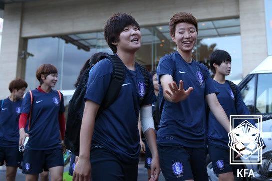 본문 이미지 - 국가대표팀에서  오래 한솥밥을 먹은 김헤리(오른쪽)와 지소연(대한축구협회 제공) 