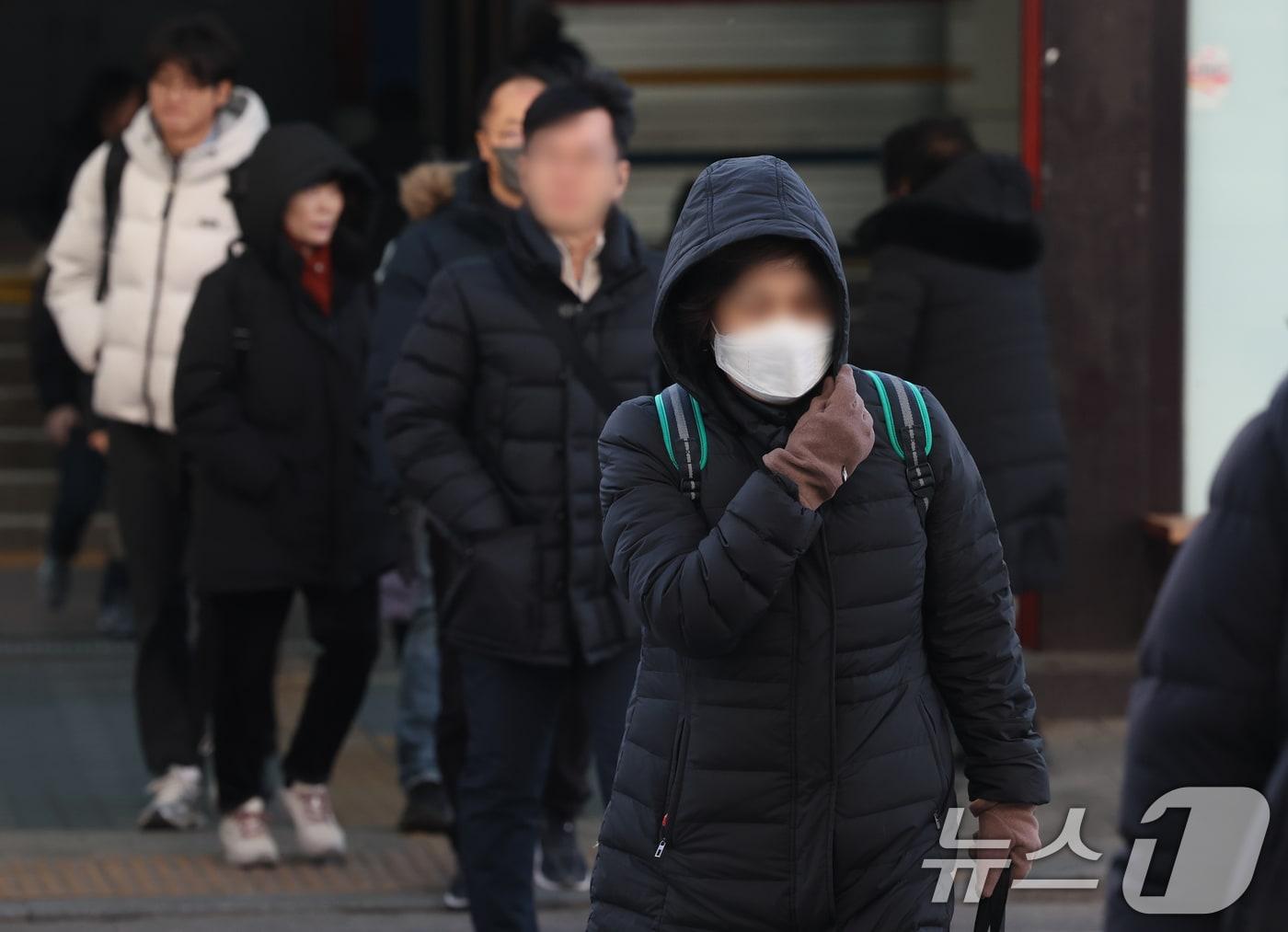 본문 이미지 - 7일 경기 화성시 병점역 인근에서 시민들이 두꺼운 외투를 입고 발걸음을 재촉하고 있다. 이날 오후부터 찬 공기가 본격적으로 남하하면서 목요일인 8일 영하 10도 안팎의 강추위가 찾아올 전망이다. 2026.1.7/뉴스1 ⓒ News1 김영운 기자