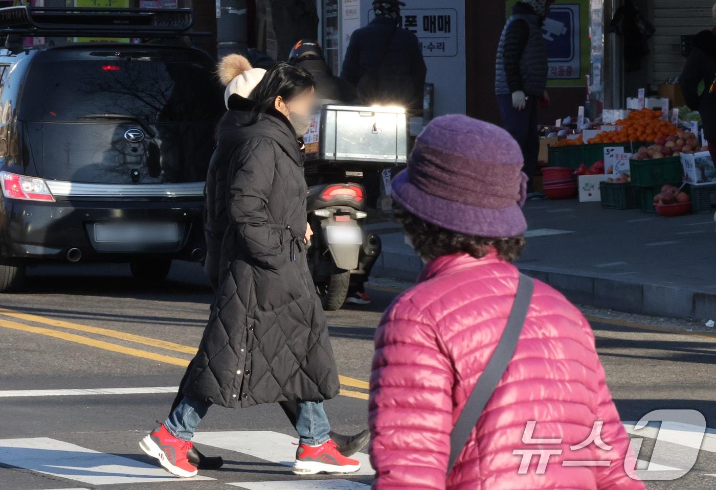 7일 경기 화성시 병점역 인근에서 시민들이 두꺼운 외투를 입고 발걸음을 재촉하고 있다. 이날 오후부터 찬 공기가 본격적으로 남하하면서 목요일인 8일 영하 10도 안팎의 강추위가 찾아올 전망이다. 2026.1.7/뉴스1 ⓒ News1 김영운 기자