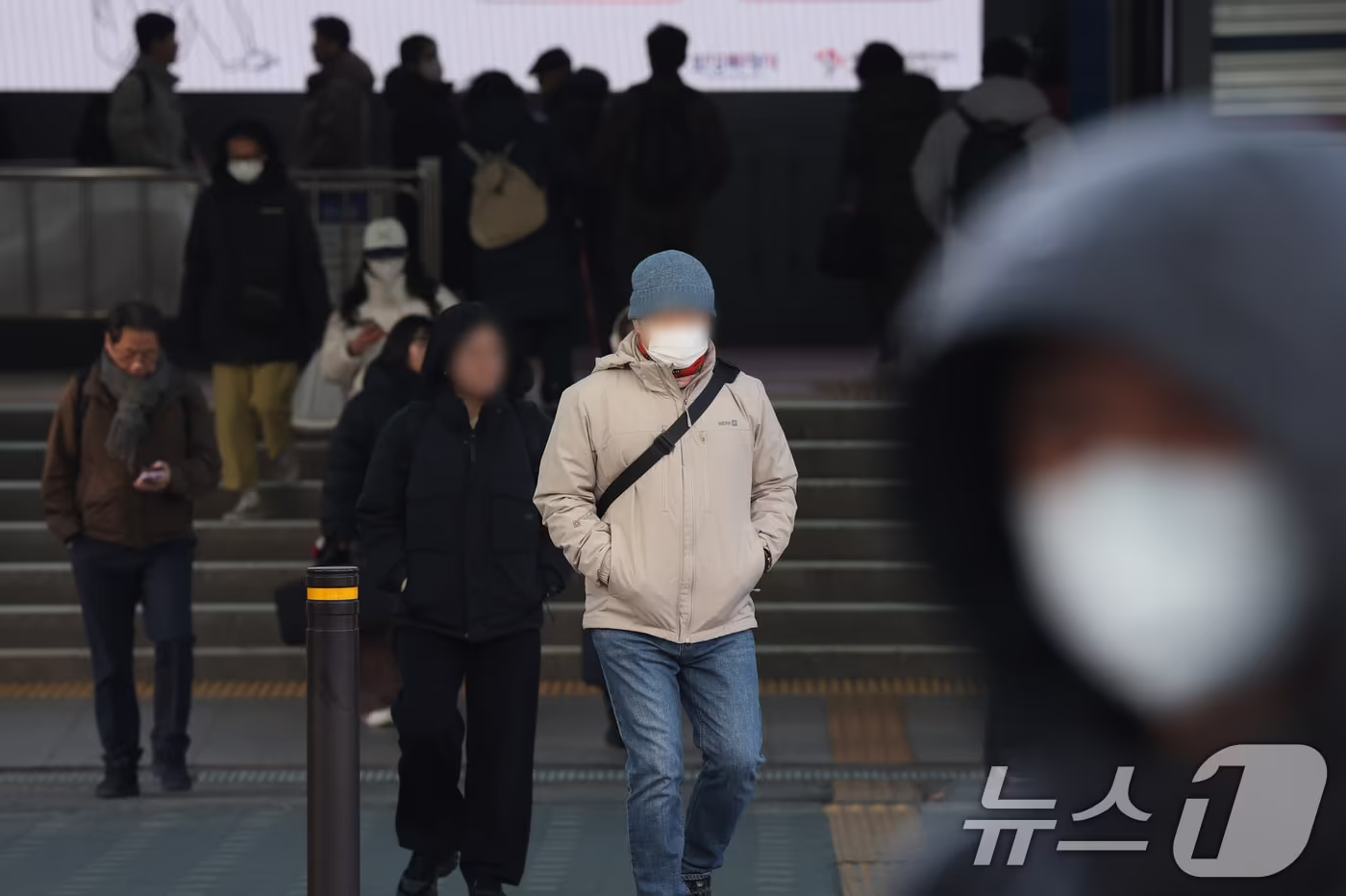 시민들이 두꺼운 외투를 입고 발걸음을 재촉하고 있다. 2026.1.7/뉴스1 ⓒ News1 김영운 기자