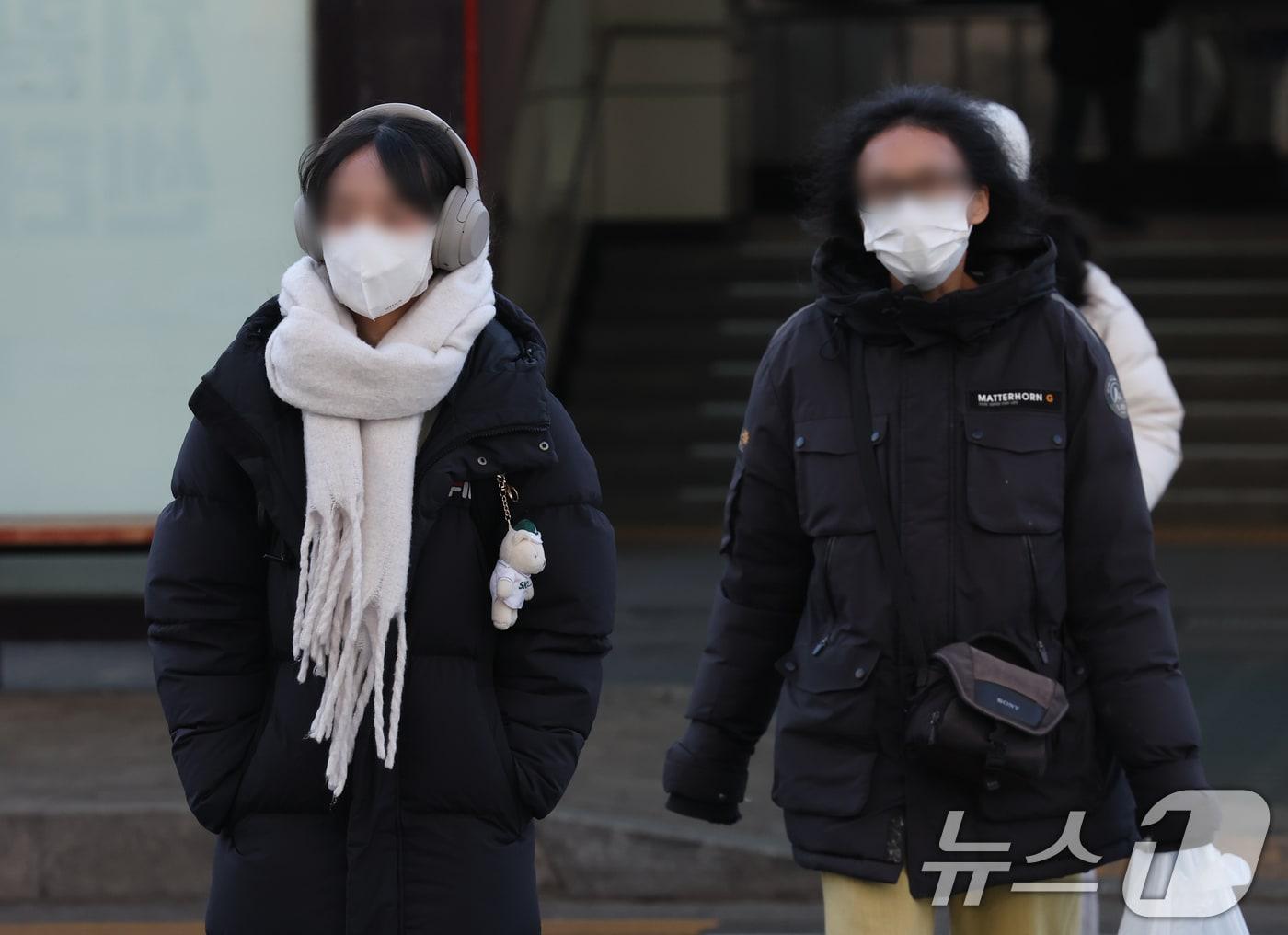 본문 이미지 - 7일 경기 화성시 병점역 인근에서 시민들이 두꺼운 외투를 입고 발걸음을 재촉하고 있다. 2026.1.7/뉴스1 ⓒ News1 김영운 기자