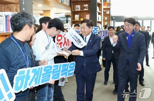 본문 이미지 - 김관영 전북도지사가 7일 오후 새해 시군 방문 첫 일정으로 전주시청을 찾았다.(전주시 제공, 재판매 및 DB 금지)/뉴스1