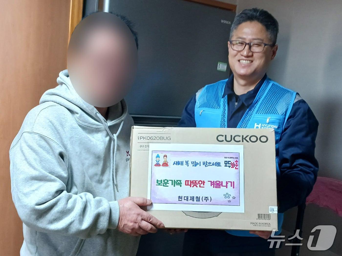 본문 이미지 - 경북남부보훈지청과 현대제철 포항공장이 보훈 가족 8가구에 200만 원 상당의 전기압력밥솥을 선물했다. (경북남부보훈지청 제공, 재판매 및 DB금지) 2026.1.7/뉴스1 