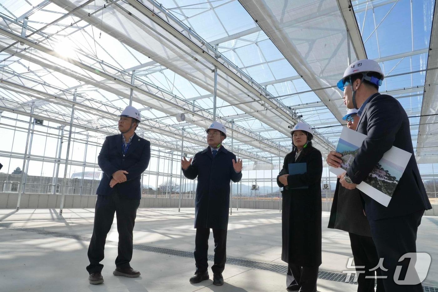 육동한 춘천시장이 7일 국립정원소재센터 건립 현장을 찾아 사업 추진 현황을 점검했다.(춘천시 제공, 재판매 및 DB금지)