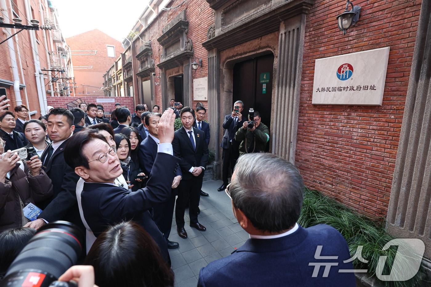 이재명 대통령이 7일 중국 상하이 대한민국 임시정부 청사에서 열린 100주년 기념식에서 건물을 살펴보고 있다. 2026.1.7/뉴스1 ⓒ News1 허경 기자