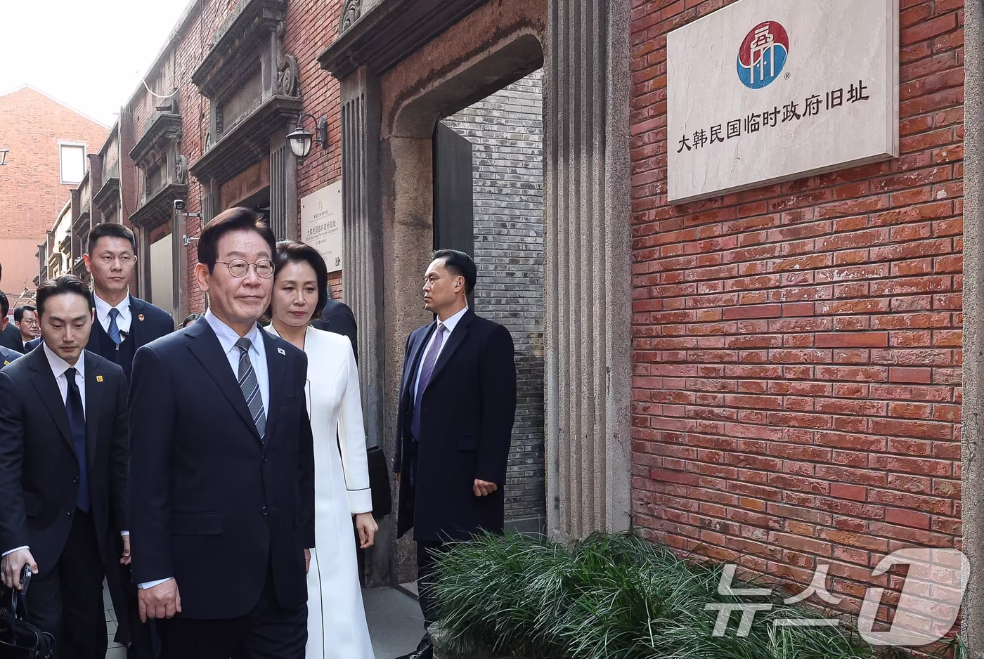 이재명 대통령과 김혜경 여사가 7일 중국 상하이 대한민국 임시정부 청사에서 열린 100주년 기념식에 참석하고 있다. 2026.1.7/뉴스1 ⓒ News1 허경 기자