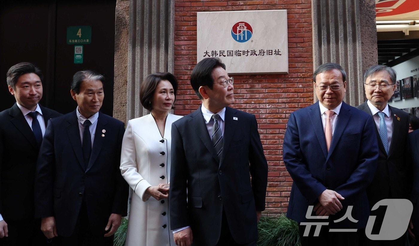 이재명 대통령과 김혜경 여사가 7일 오후 상하이 임시정부청사 기념관에서 열린 대한민국 임정 상하이 청사 100년 기념식에서 기념 사진을 촬영하고 있다. 2026.1.7/뉴스1 ⓒ News1 허경 기자