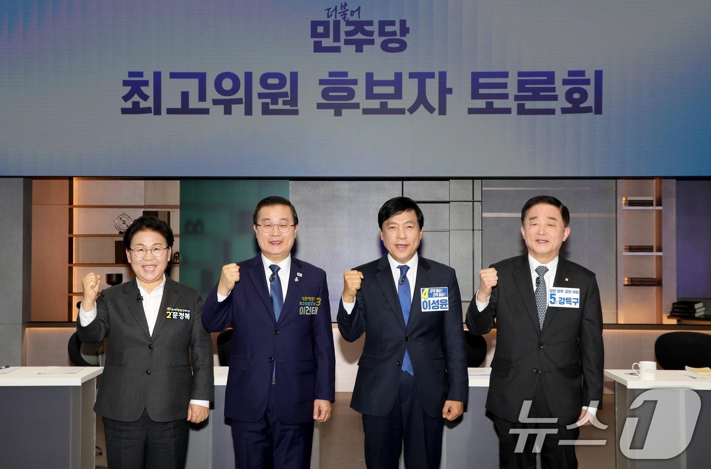 더불어민주당 최고위원 보궐선거에 출마한 문정복(왼쪽부터), 이건태, 이성윤, 강득구 후보가 7일 서울 마포구 상암동 JTBC에서 열린 최고위원 보궐선거 제3차 합동토론회에 앞서 기념 촬영을 하고 있다. 2026.1.7/뉴스1 ⓒ News1 국회사진기자단