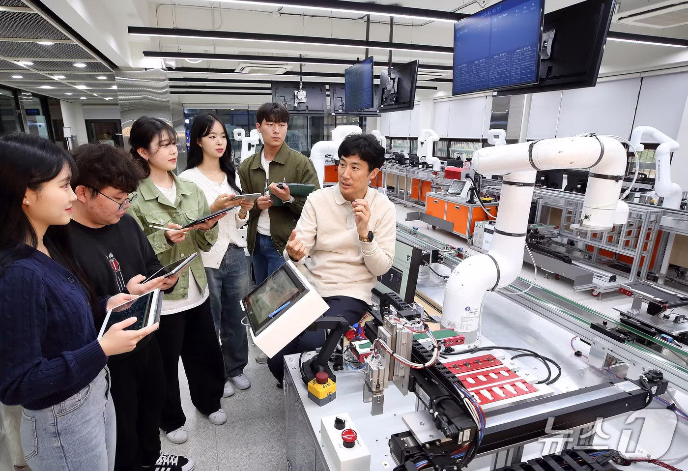 계명대 로봇기반 자동화 및 자율 시스템 실험실(KAROL)에서 학생들이 실습하는 모습. (계명대 제공. 재판매 및 DB 금지)