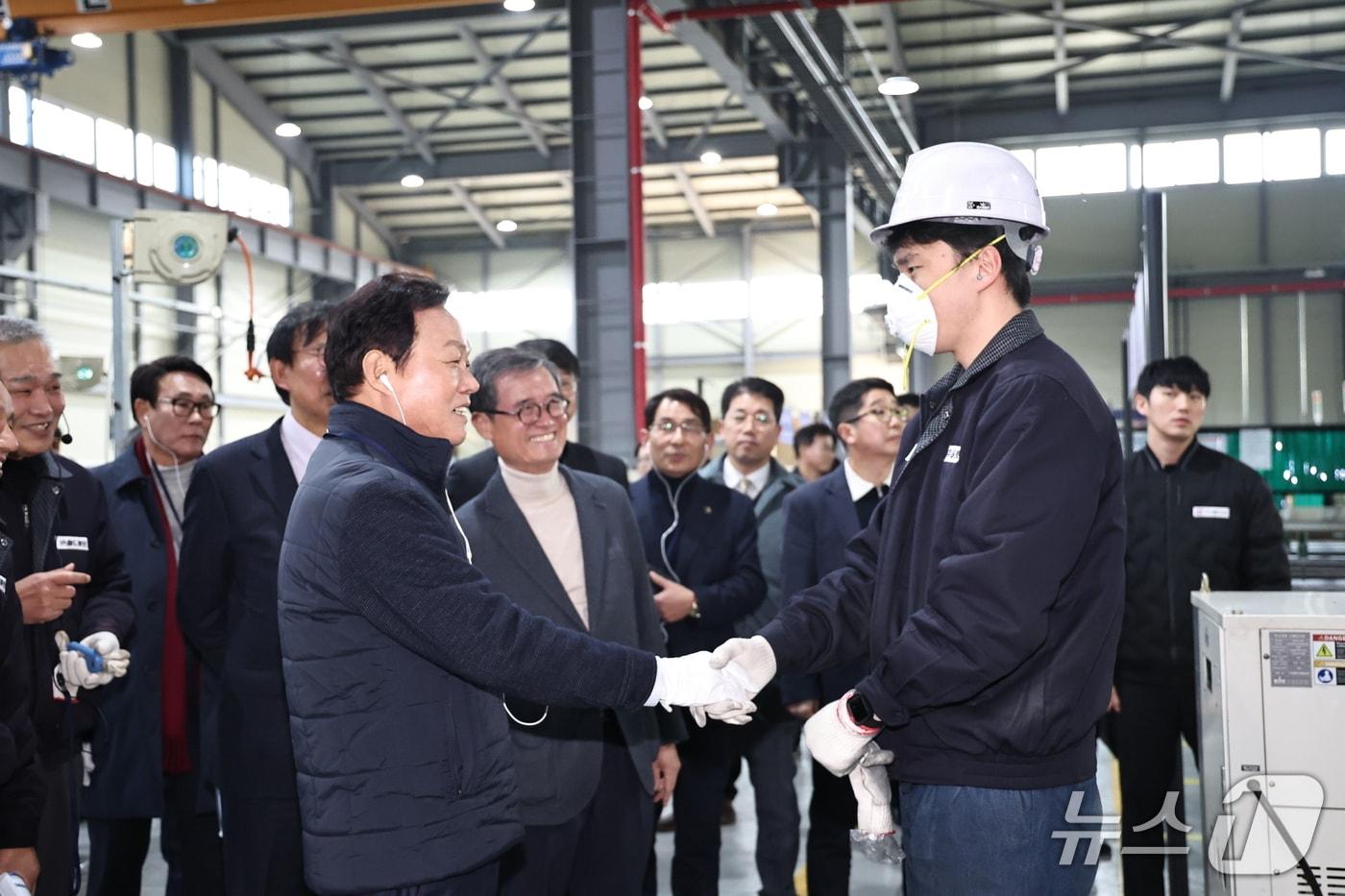 박완수 경남지사(왼쪽)가 7일 김해 테크노밸리일반산단에 입주해 있는 한 기업에서 청년노동자를 격려하고 있다.(경남도 제공. 재판매 및 DB금지)