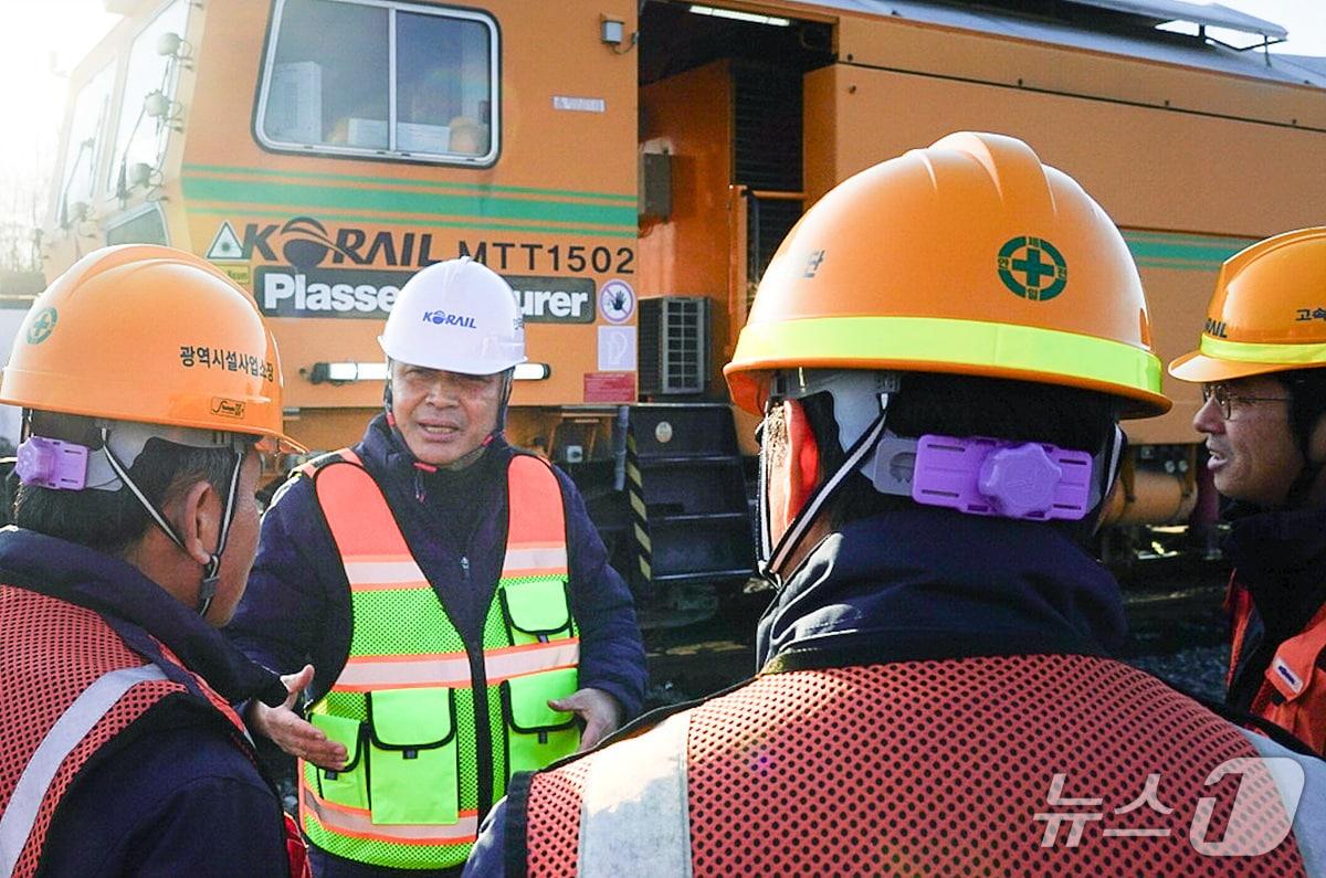 본문 이미지 - 정정래 코레일 사장직무대행(가운데)이 7일 오후 충북 영동군에 있는 경부고속선 영동보수기지에서 선로 유지보수 장비를 점검하고 있다. (코레일 제공.재판매 및 DB금지)/뉴스1
