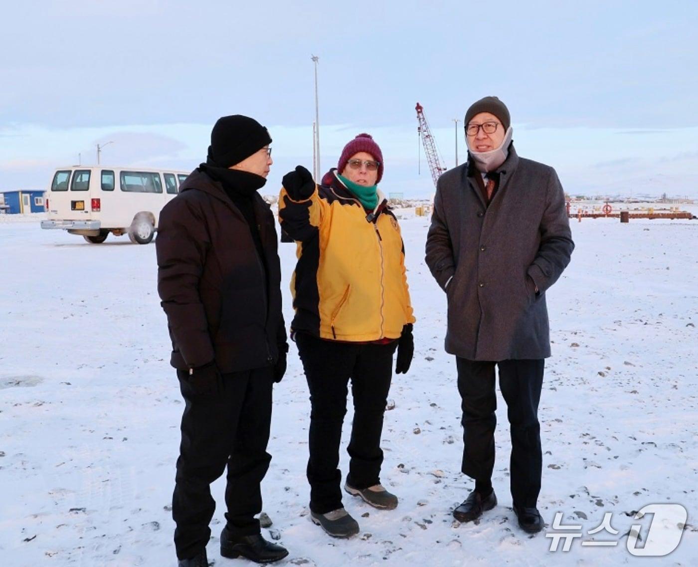 본문 이미지 - 박형준 부산시장이 미국 알래스카주 놈 시를 찾아 북극 심해 항만 건설 프로젝트 현장을 시찰하는 모습 (부산시 제공. 재판매 및 DB금지)