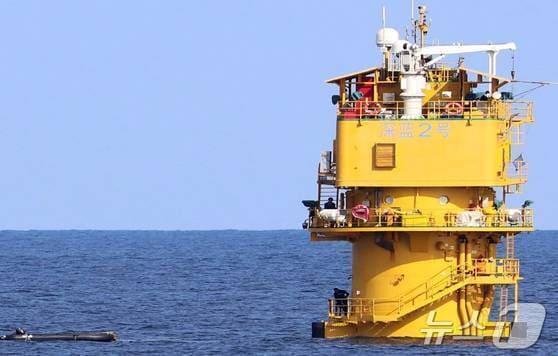 본문 이미지 - '선란 2호'에서 중국 측 관리 인원이 포착된 사진.(이병진 의원실 제공) ⓒ News1 한재준 기자