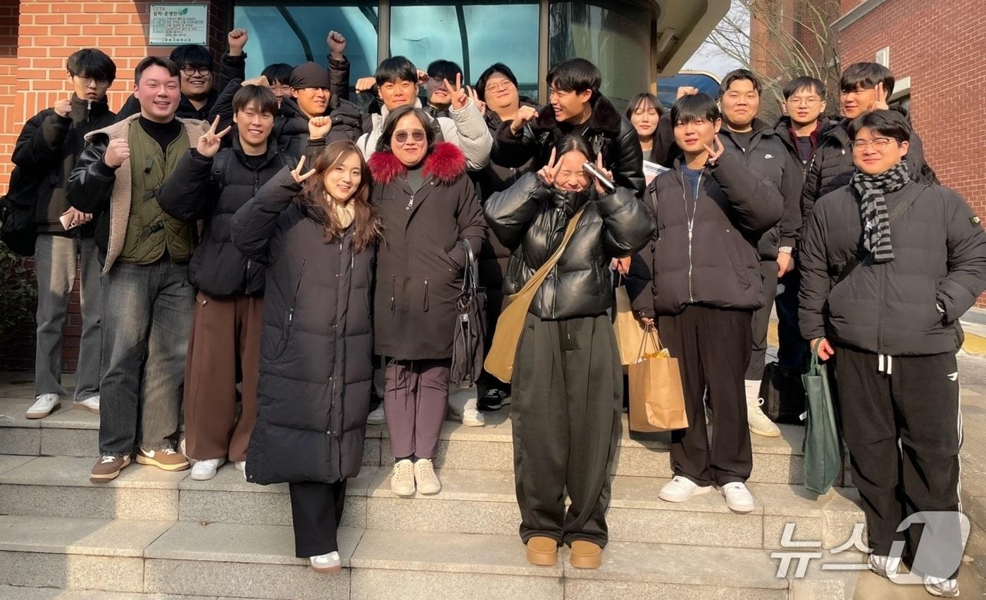 충북 괴산 중원대학교 작업치료학과 4학년 재학생 전원이 53회 작업치료사 국가고시에 합격한 뒤 기념촬영을 했다.(중원대학교 제공, 재판매 및 DB금지)/뉴스1