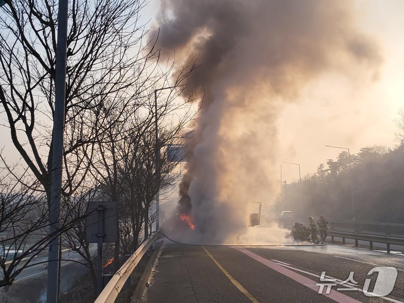 본문 이미지 - 7일 오후 3시 49분께 울산 북구 신현동의 도로를 주행하던 화물차에서 불이 났다.(울산소방 제공. 재판매 및 DB금지)/뉴스1