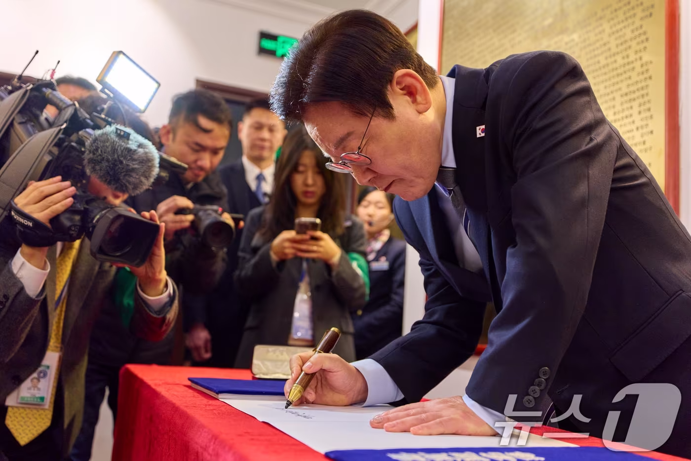 이재명 대통령이 7일 오후 상하이 임시정부청사 기념관을 찾아 방명록을 작성하고 있다. (공동취재) 2026.1.7/뉴스1 ⓒ News1 허경 기자