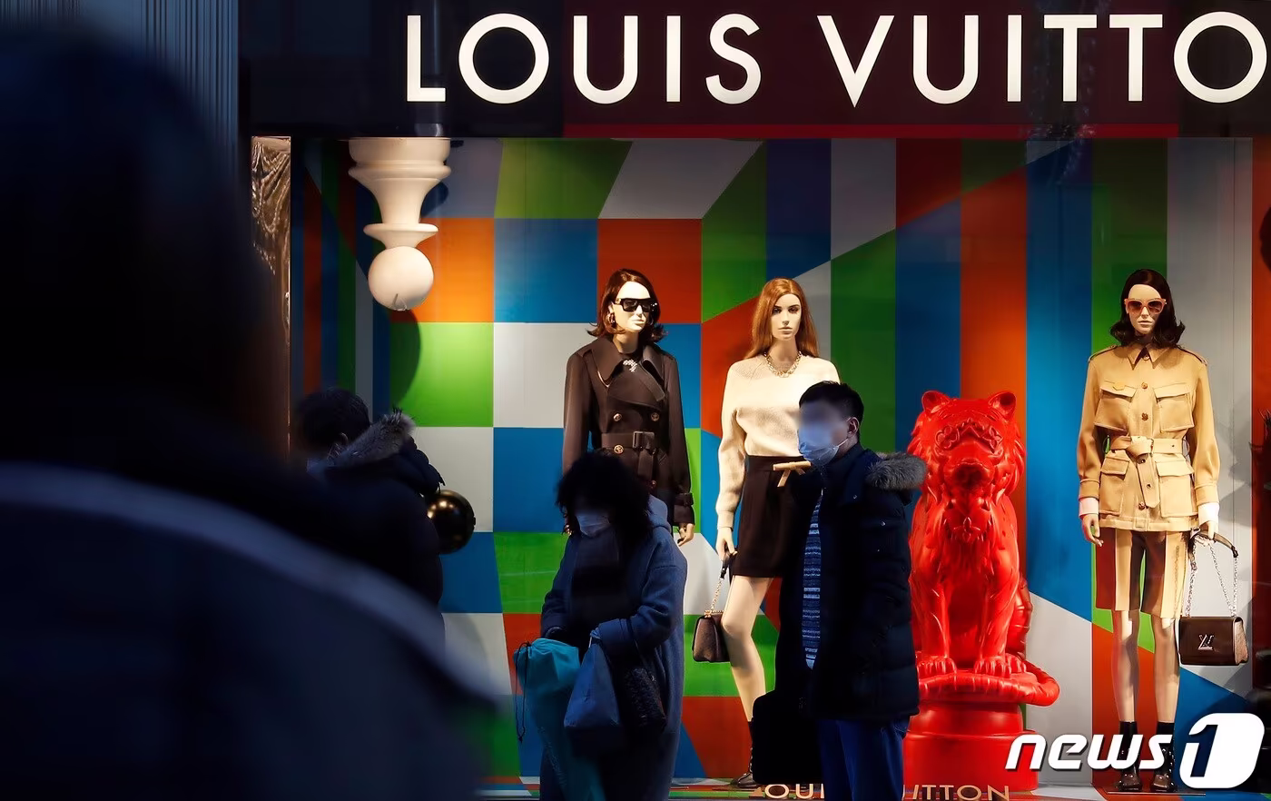 서울 시내의 한 백화점 루이비통 매장 앞에 입장을 기다리는 시민들이 줄을 서 있다. 2022.1.18/뉴스1 ⓒ News1 권현진 기자