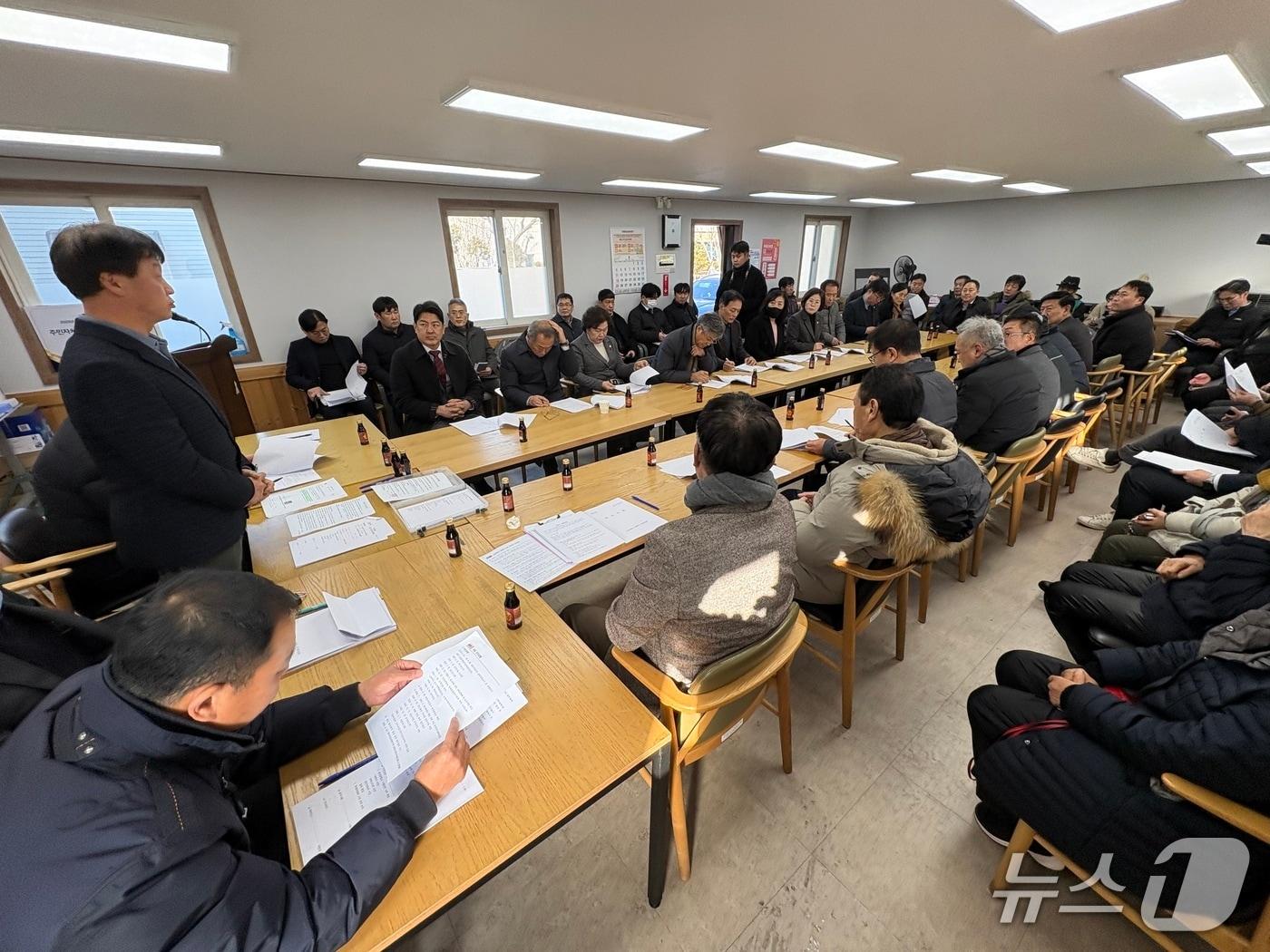 본문 이미지 - 강원 태백시 장성권역 현안추진위원회는 7일 오후 장성동행정복지센터 회의실에서 태백시현안대책위원회, 태백시의회, 주민자치단체 등을 비롯한 여러 지역단체 관계자들이 모인 가운데, 정부의 장성광업소 수몰계획에 대한 대책 회의를 개최했다. (독자 제공. 재판매 및 DB금지) 2026.1.7/뉴스1