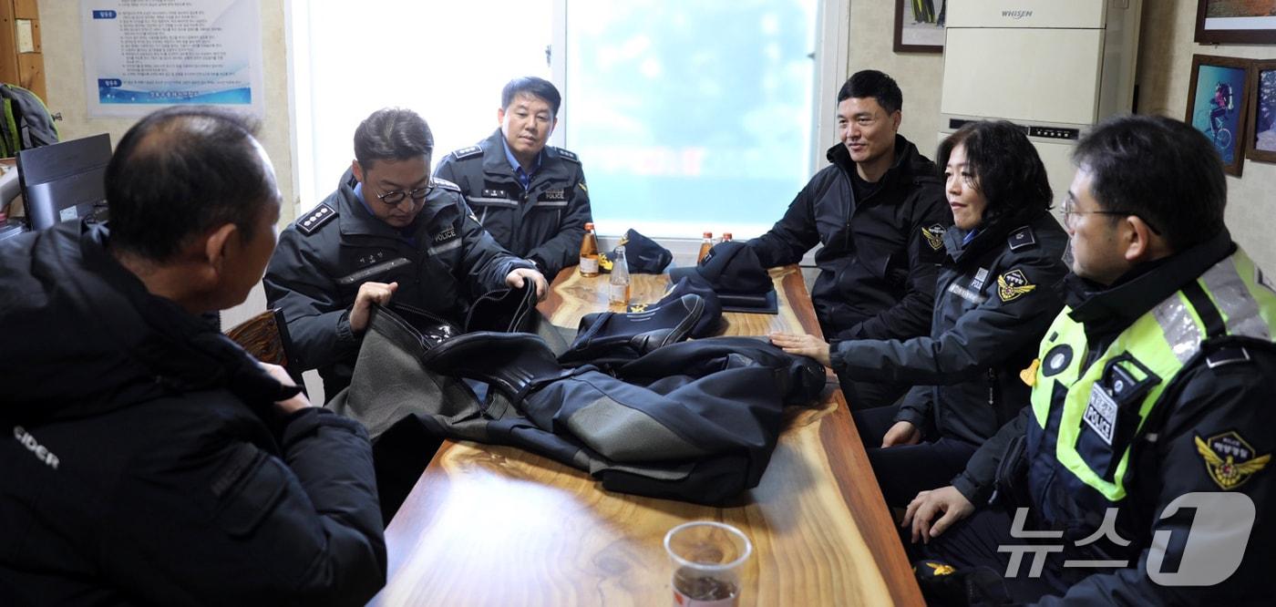 이근안 경북 포항해양경찰서장이 7일 관내 수중레저업체를 대상으로 안전관리 현장점검을 실시하고 있다. (포항해양경찰서제공, 재판매 및 DB금지) 2026.1.7/뉴스1 