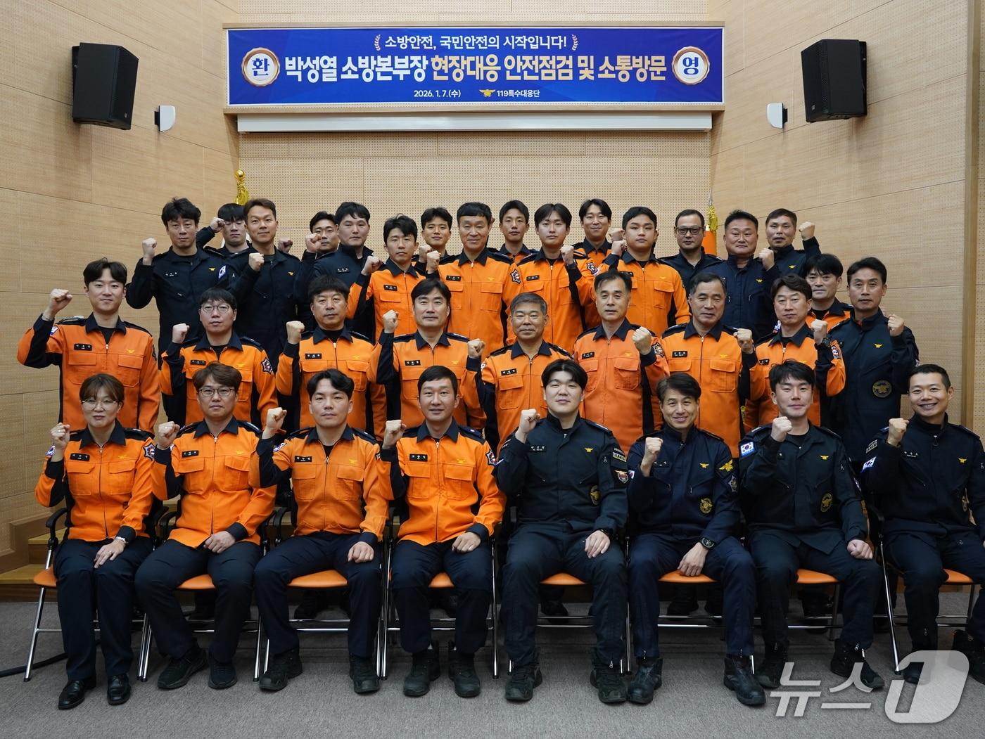 본문 이미지 - 박성열 경북소방본부장이 7일  포항에 있는 119특수대응단 직원들과 소통의 시간을 갖고 현장 대원들의 목소리를 경청했다. (경북소방본부 119특수대응단 제공, 재판매 및 DB금지) 2026.1.7/뉴스1