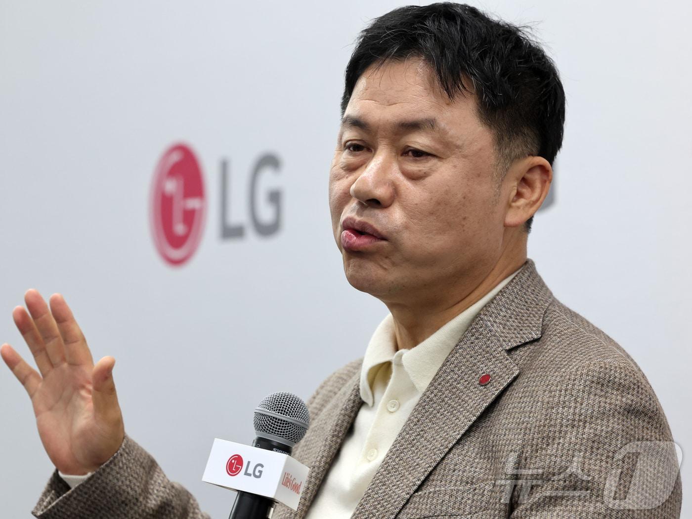 본문 이미지 - 류재철 LG전자 대표(사장)이 7일(현지시간) 미국 네바다주 라스베이거스 컨벤션센터(LVCC)에서 열린 'CES2026 LG전자 기자간담회'에서 인사말을 하고 있다. 2026.1.8/뉴스1 ⓒ News1 황기선 기자