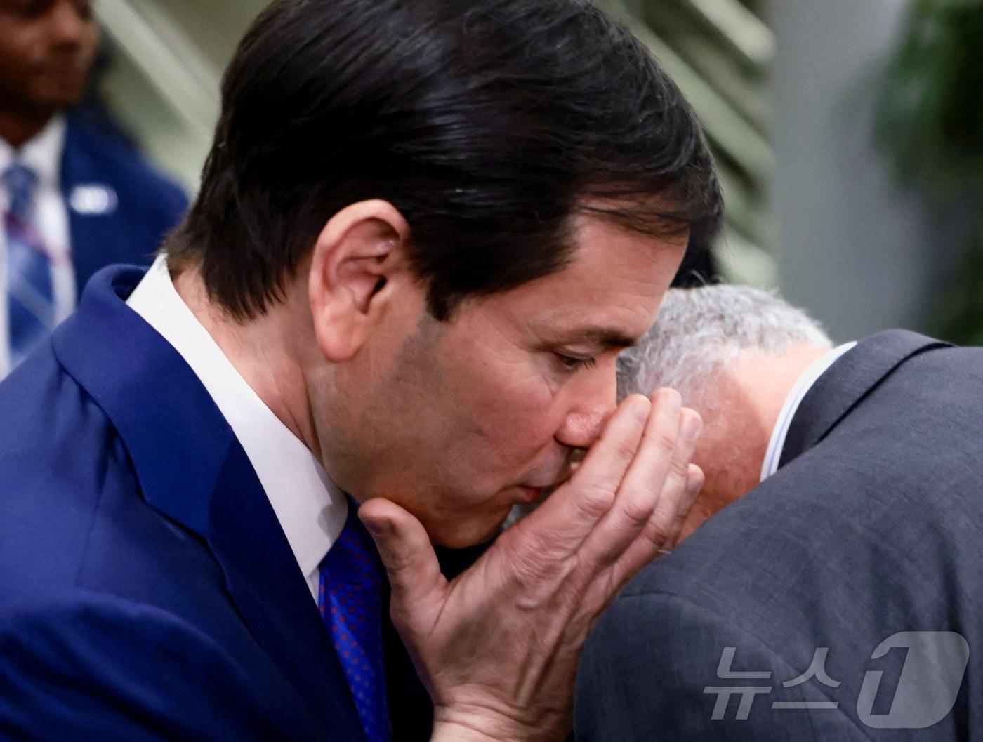 본문 이미지 - 마코 루비오 미 국무장관이 7일(현지시간) 워싱턴DC 국회의사당에서 베네수엘라 상황과 관련해 상원의원 전원을 대상으로 한 비공개 브리핑을 마친 뒤 척 슈머 상원 민주당 원내대표와 대화하고 있다. 2026.01.07. ⓒ 로이터=뉴스1 ⓒ News1 윤다정 기자